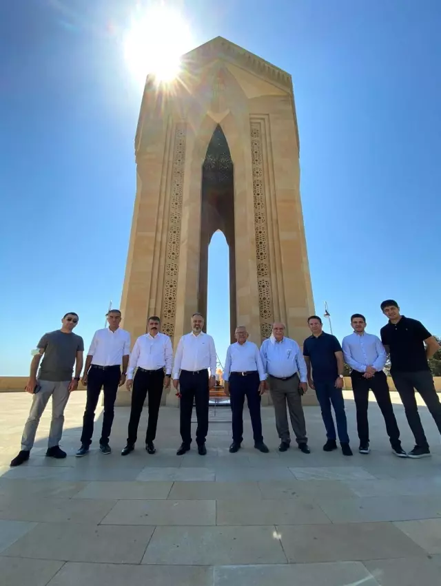 Büyükkılıç, Bakü'de Türk ve Azerbaycan şehitliklerini ziyaret etti
