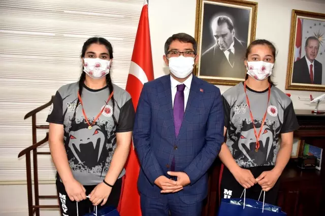 Başkan Çelik Şehzadeler'in şampiyonlarını altınla ödüllendirdi