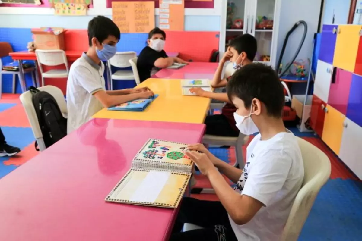 Batman'da Lise Öğrencileri 'Hayalimdeki Masallara Dokun Projesiyle' Görme Engellilerin Hayallerini Kabartmalı Resimlerle Masal Kitapları Haline...