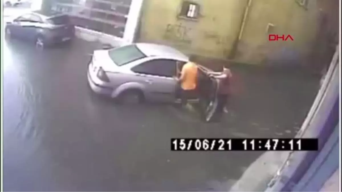 Son dakika... BAYRAMPAŞA'DA ALTGEÇİTTE OTOMOBİLİN MAHSUR KALDIĞI SU BASKINI KAMERADA