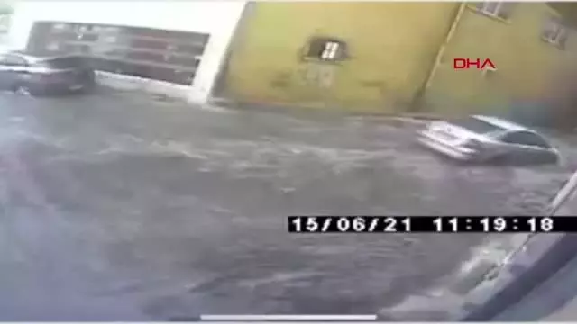 Son dakika... BAYRAMPAŞA'DA ALTGEÇİTTE OTOMOBİLİN MAHSUR KALDIĞI SU BASKINI KAMERADA