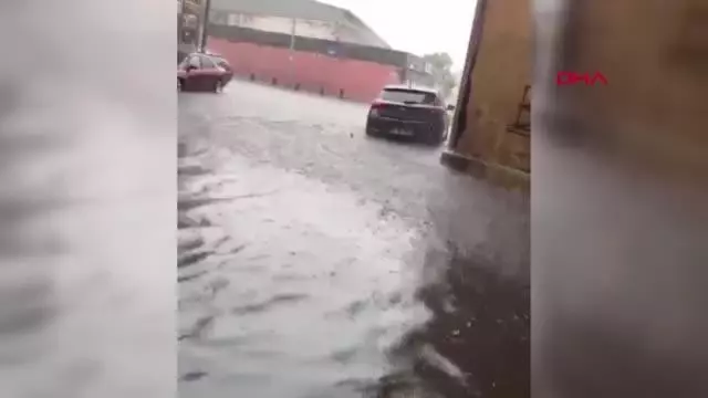 Son dakika... BAYRAMPAŞA'DA ALTGEÇİTTE OTOMOBİLİN MAHSUR KALDIĞI SU BASKINI KAMERADA