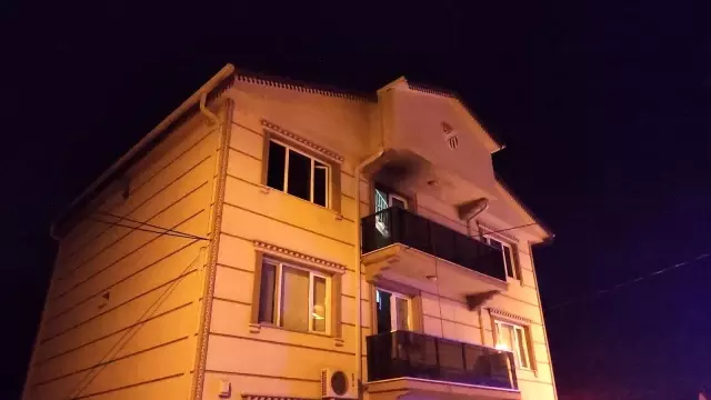 Bursa'da 3 katlı binada korkutan yangın