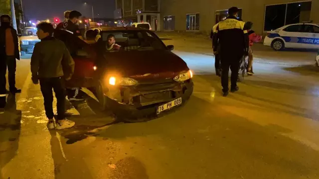 Bursa'da iki otomobil çarpıştı: 3 yaralı