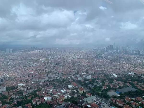 ÇAMLICA KULESİ'NDEN İSTANBUL'UN ÜSTÜNDEKİ GÜNEŞ VE KARA BULUTLAR ÇAMLICA KULESİ'NDEN İSTANBUL'UN ÜSTÜNDEKİ GÜNEŞ VE KARA BULUTLAR