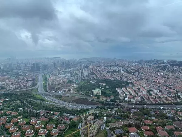 ÇAMLICA KULESİ'NDEN İSTANBUL'UN ÜSTÜNDEKİ GÜNEŞ VE KARA BULUTLAR