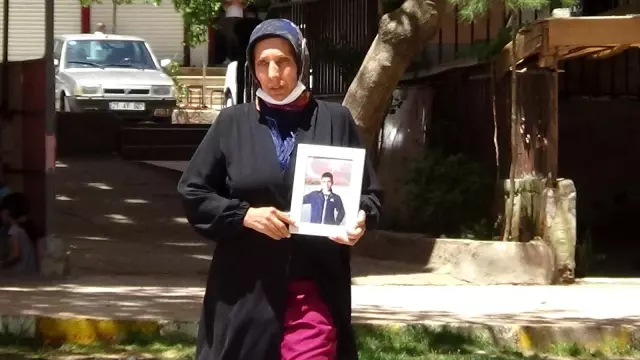 Son dakika! Çocuğunu terörün elinden kurtarmak isteyen bir anne daha HDP önündeki evlat nöbetine katıldı