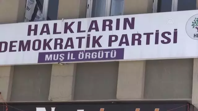 Son dakika haberi! Çocukları dağa kaçırılan aileler HDP binası önünde oturma eylemi yaptı Son dakika haberi! Çocukları dağa kaçırılan aileler HDP binası önünde oturma eylemi yaptı