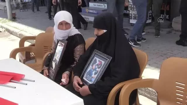 Son dakika haberi! Çocukları dağa kaçırılan aileler HDP binası önünde oturma eylemi yaptı
