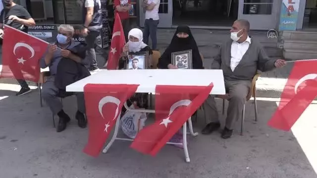 Son dakika haberi! Çocukları dağa kaçırılan aileler HDP binası önünde oturma eylemi yaptı