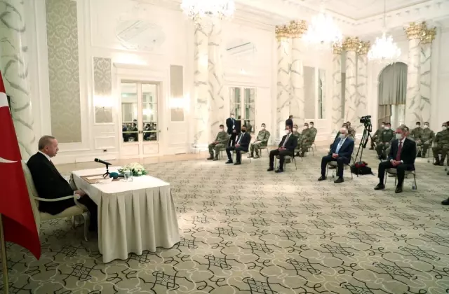 Cumhurbaşkanı Erdoğan, Azerbaycan Görev Grubu'ndaki askerlerle bir araya geldi