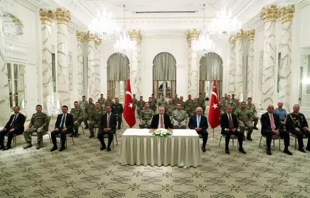 Cumhurbaşkanı Erdoğan, Azerbaycan Görev Grubu'ndaki askerlerle bir araya geldi