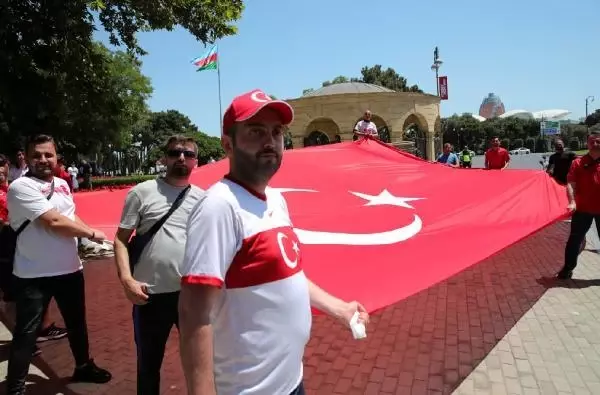 Bakü'de tezahüratlara tepkisiz kalamayan Cumhurbaşkanı Erdoğan, balkona çıkıp vatandaşları selamladı