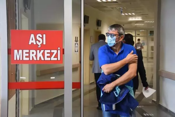 ESKİŞEHİR'DE 1 GÜNDE 23 BİN 150 DOZ AŞI YAPILDI ESKİŞEHİR'DE 1 GÜNDE 23 BİN 150 DOZ AŞI YAPILDI