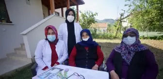 Düzce: Fedakar öğretmenler eğitimi salgın sürecinde evlerinde kalan 'teyzelerin' ayağına götürdü Düzce: Fedakar öğretmenler eğitimi salgın sürecinde evlerinde kalan 'teyzelerin' ayağına götürdü