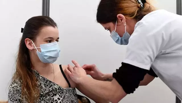 Fransa'da açık alanlarda maske zorunluluğu yarın kaldırılıyor Fransa'da açık alanlarda maske zorunluluğu yarın kaldırılıyor