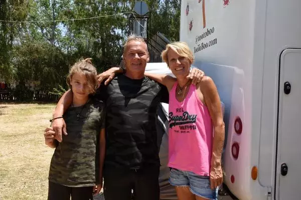 Fransız aile, tüm varlığını satıp karavanla dünya turuna çıktı Fransız aile, tüm varlığını satıp karavanla dünya turuna çıktı