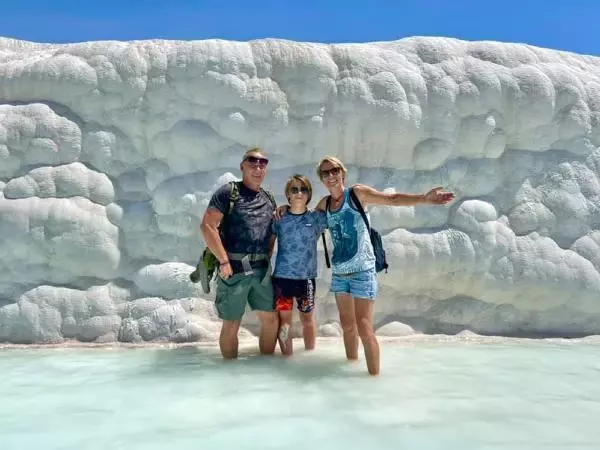 Fransız aile, tüm varlığını satıp karavanla dünya turuna çıktı