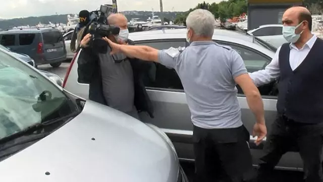 Güvenlik görevlisi, aşı kuyruğunu görüntüleyen basın mensuplarına saldırdı Güvenlik görevlisi, aşı kuyruğunu görüntüleyen basın mensuplarına saldırdı