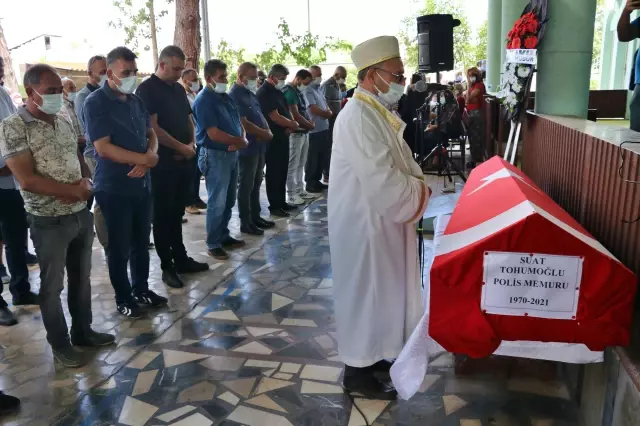 Hatay'da otomobilin KGYS direğine çarpması sonucu ölen polisin cenazesi toprağa verildi Hatay'da otomobilin KGYS direğine çarpması sonucu ölen polisin cenazesi toprağa verildi