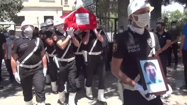 Hatay'da otomobilin KGYS direğine çarpması sonucu ölen polisin cenazesi toprağa verildi