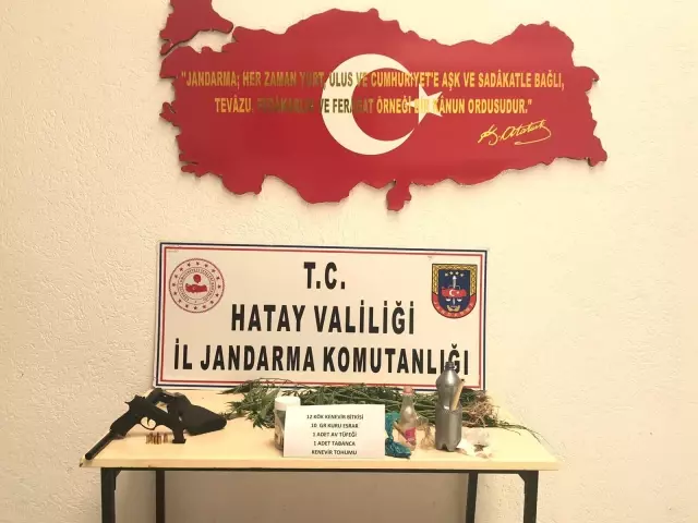 Hatay'da uyuşturucu operasyonunda yakalanan 3 şüpheli tutuklandı Hatay'da uyuşturucu operasyonunda yakalanan 3 şüpheli tutuklandı