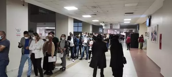 İstanbul'da aşı kuyruğu akşam da devam etti