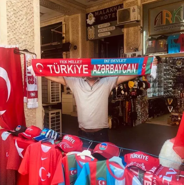 İstanbul değil Bakü! A Millilerin Galler maçı öncesi sokaklar şölen yerine döndü İstanbul değil Bakü! A Millilerin Galler maçı öncesi sokaklar şölen yerine döndü
