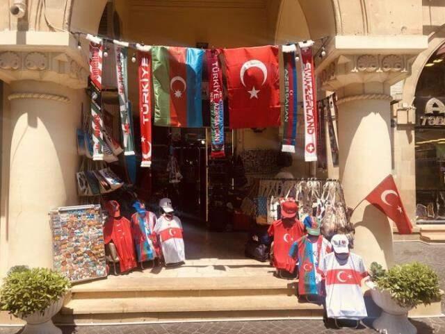 İstanbul değil Bakü! A Millilerin Galler maçı öncesi sokaklar şölen yerine döndü İstanbul değil Bakü! A Millilerin Galler maçı öncesi sokaklar şölen yerine döndü