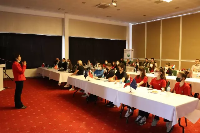 İstanbul Üniversitesinden Doç. Dr. Yılmaz tüketilebilenlerle karıştırılıp, bilinçsiz tüketilen bitkilerin zehirlenmeye yol açacağını belirtti...