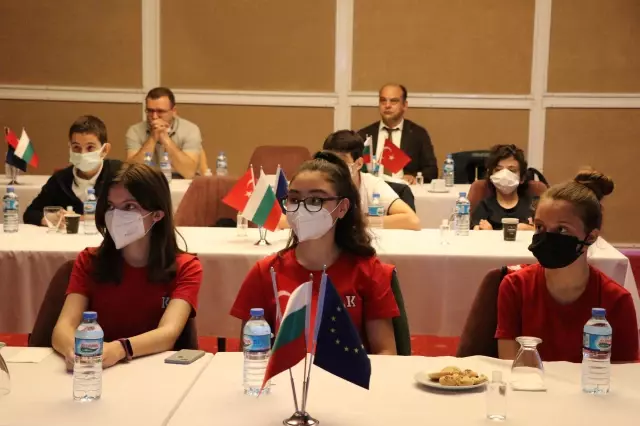 İstanbul Üniversitesinden Doç. Dr. Yılmaz tüketilebilenlerle karıştırılıp, bilinçsiz tüketilen bitkilerin zehirlenmeye yol açacağını belirtti...