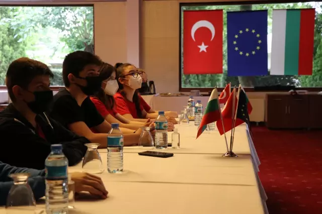 İstanbul Üniversitesinden Doç. Dr. Yılmaz tüketilebilenlerle karıştırılıp, bilinçsiz tüketilen bitkilerin zehirlenmeye yol açacağını belirtti...