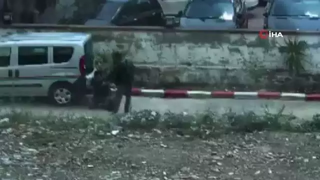 Son dakika haberleri! İzmir'de icra avukatına darp ve silahla tehdit anları kamerada Son dakika haberleri! İzmir'de icra avukatına darp ve silahla tehdit anları kamerada