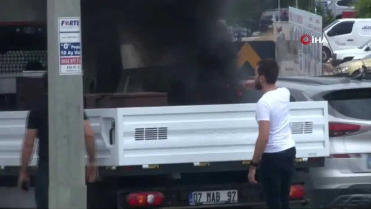 Kamyonetin kasasında taşınan mangaldaki kömürler az kalsın aracı kül ediyordu