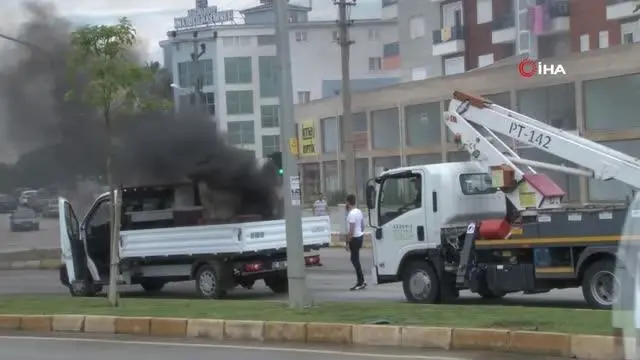 Kamyonetin kasasında taşınan mangaldaki kömürler az kalsın aracı kül ediyordu