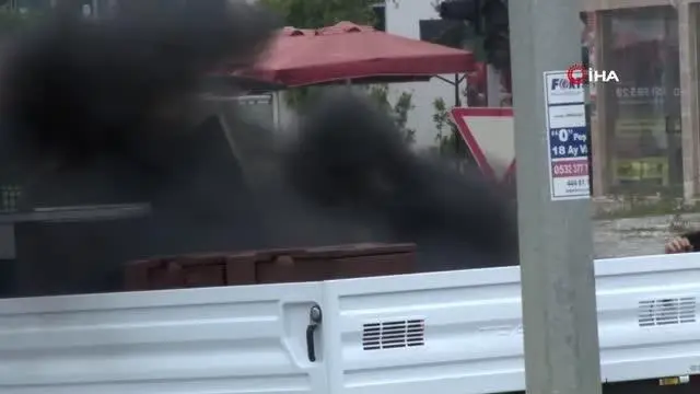 Kamyonetin kasasında taşınan mangaldaki kömürler az kalsın aracı kül ediyordu