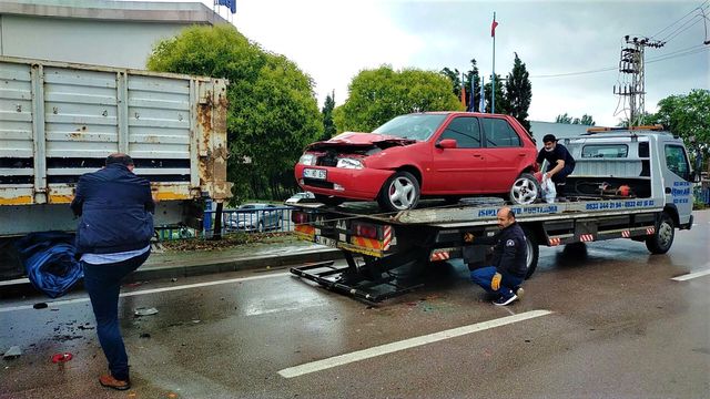 kamyonun carptigi otomobil tirin altina girdi 10 14205239 o