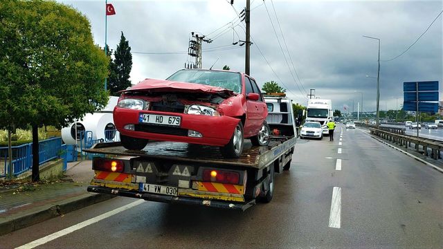 kamyonun carptigi otomobil tirin altina girdi 4 14205239 o