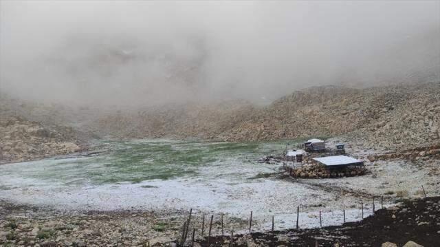 Kaş'ta yüksek kesimlere kar yağdı Kaş'ta yüksek kesimlere kar yağdı