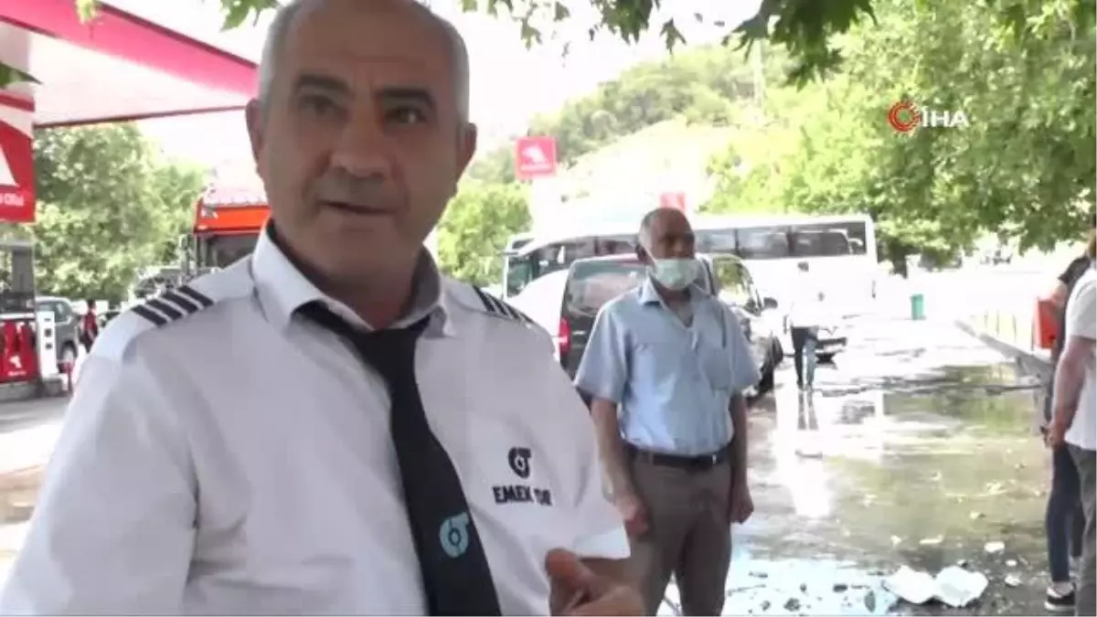 Kayganlaşan yolda kontrolden çıkan tır, ağaca çarpıp savrularak yolu kapattı : 1 yaralı