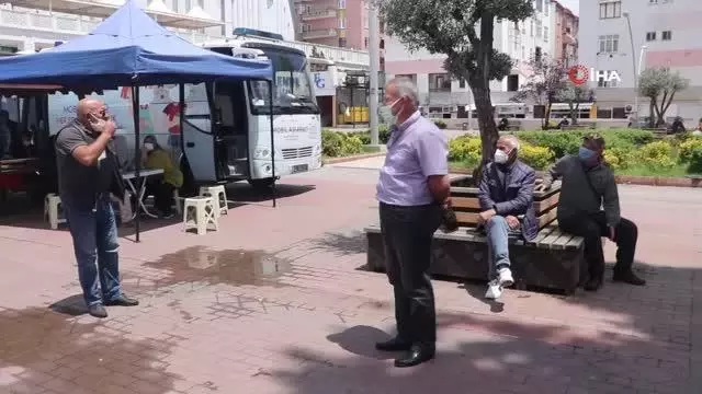 Kent meydanında mobil aşı aracını gören randevu olmadan aşı olmaya koştu Kent meydanında mobil aşı aracını gören randevu olmadan aşı olmaya koştu