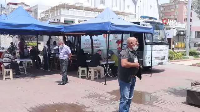 Kent meydanında mobil aşı aracını gören randevu olmadan aşı olmaya koştu