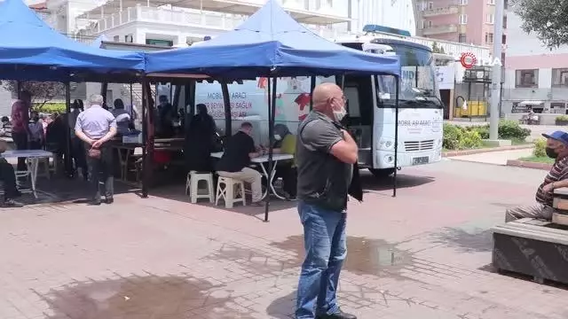 Kent meydanında mobil aşı aracını gören randevu olmadan aşı olmaya koştu