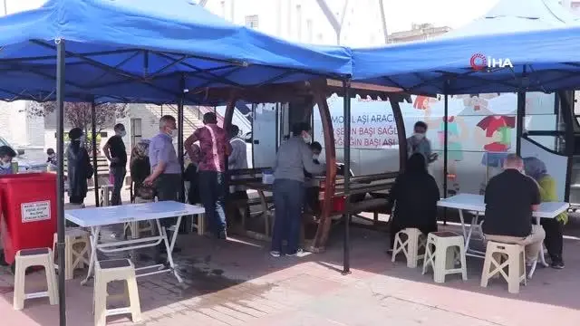 Kent meydanında mobil aşı aracını gören randevu olmadan aşı olmaya koştu