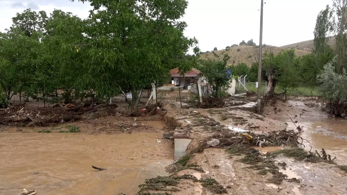 Kırıkkale'de sağanak dereleri taşırdı, baskınlara yol açtı