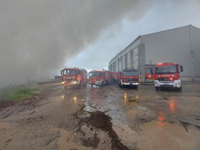 Kocaeli'de fabrikanın deposunda yangın