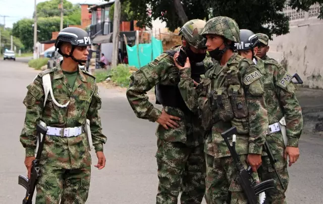 Kolombiya'da orduya bombalı saldırı: 36 yaralı Kolombiya'da orduya bombalı saldırı: 36 yaralı