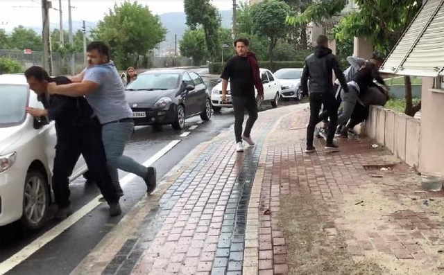 kucuk yastaki kizi taciz edenleri tekme tokat 2 14204303 o