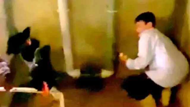 Kümesten yumurtaları toplamak isteyen çocuğa horozlar saldırdı Kümesten yumurtaları toplamak isteyen çocuğa horozlar saldırdı
