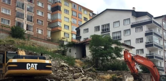 Mamak Belediye Başkanı Köse, temeli çöken ve otoparkı hasar gören binada incelemelerde bulundu